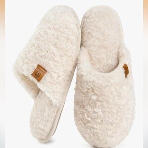 NWT Women’s Everfoams Fuzzy Slippers